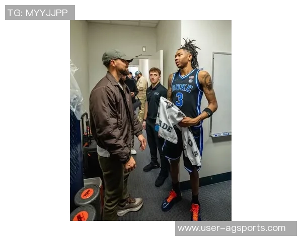 库里父子亲访杜克男篮更衣室斯蒂芬与新星卡梅隆布泽尔同框合影